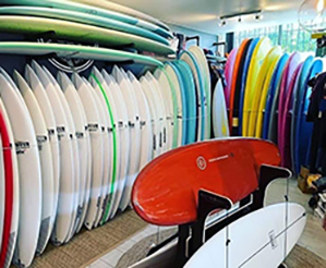Les surfs de la boutique - école de surf Free Surf - Surf et shop à Saint Palais sur Mer